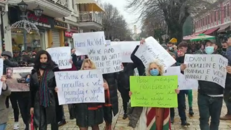 “Edvini e do popullin e vet, prandaj e vjedh, prandaj e vret”, shkodranët në protestë për vrasjen e të riut, qëllohet me hurma makina e policisë