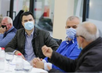 ‘’Nuk na ka dhënë asnjë ndihmë’’, Basha me pensionistët në Vlorë: Ju garantoj se nesër do të keni një qeveri dhe kryeministër të përgjegjshëm