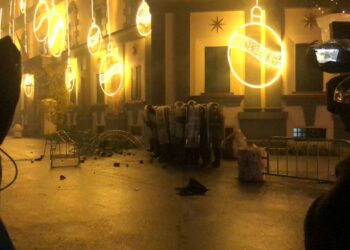 Foto-Lajm/ Drejtësi për Klodian Rashën, përplaje mes protestuesve dhe policisë, qytetarët qëllojnë me gurë