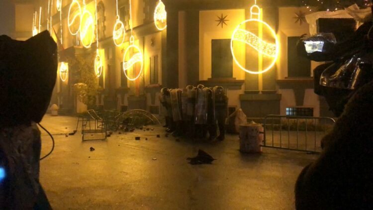 Foto-Lajm/ Drejtësi për Klodian Rashën, përplaje mes protestuesve dhe policisë, qytetarët qëllojnë me gurë