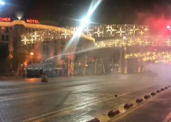 Nis protesta/ Qytetarët këndojnë Himnin e Flamurit, Policia  hedh ujë dhe gaz lotësjellës! (VIDEO + Foto)