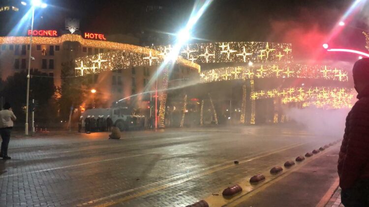 Nis protesta/ Qytetarët këndojnë Himnin e Flamurit, Policia  hedh ujë dhe gaz lotësjellës! (VIDEO + Foto)