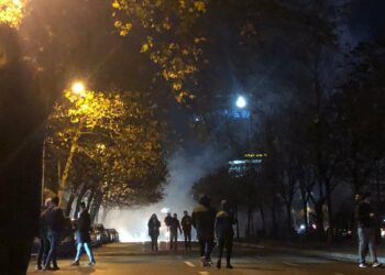 Protestuesit nisen drejt Drejtorisë së Policisë së Tiranës, autobotet me ujë u shkojnë nga pas