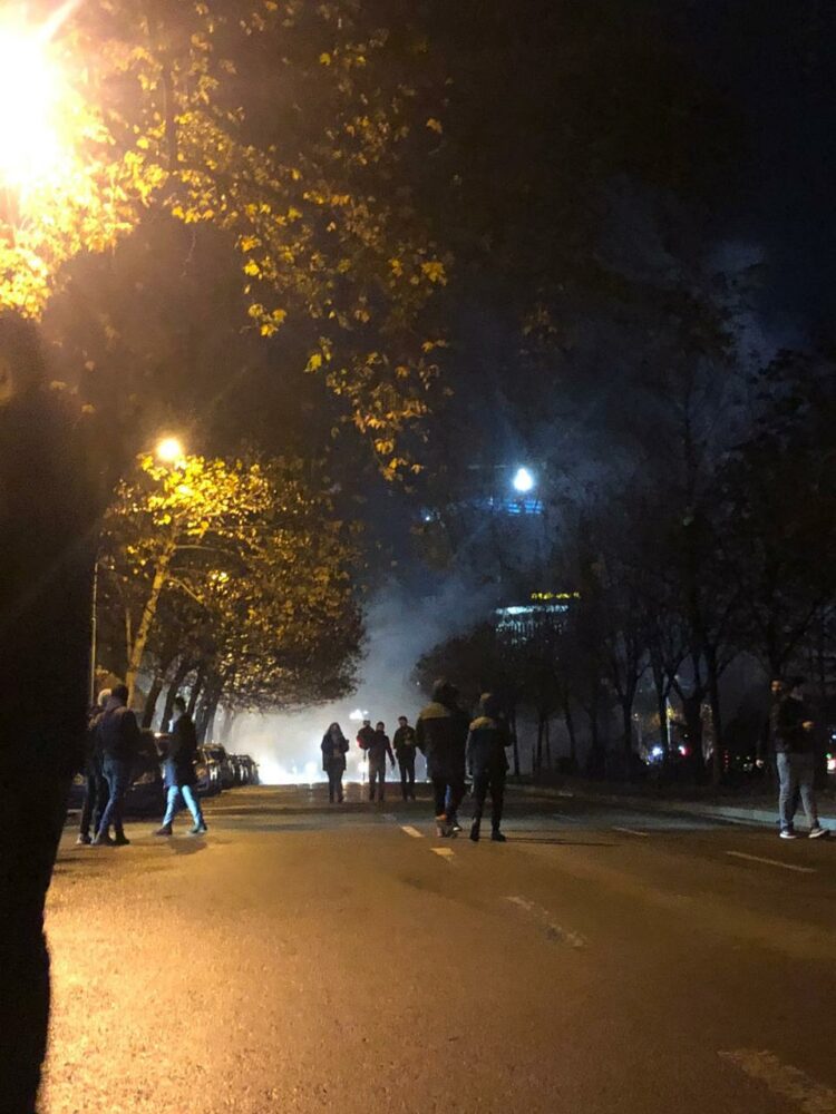 Protestuesit nisen drejt Drejtorisë së Policisë së Tiranës, autobotet me ujë u shkojnë nga pas