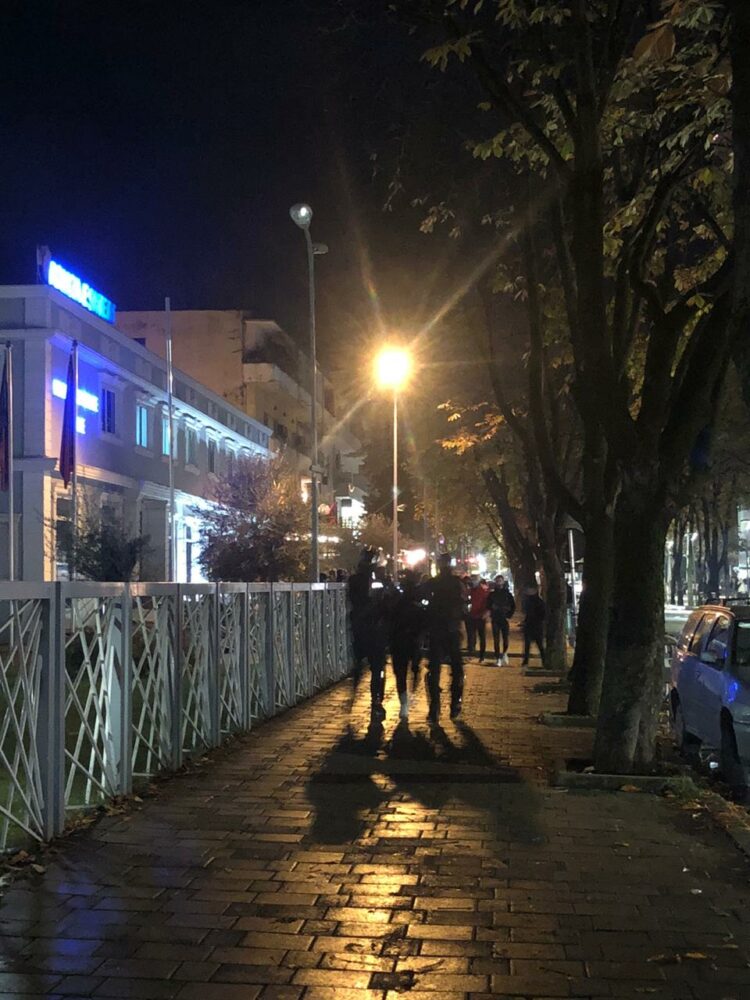 Protesta/ Filluan arrestimet e para tek Drejtoria e Policisë…Video