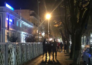 Protesta/ Filluan arrestimet e para tek Drejtoria e Policisë…Video