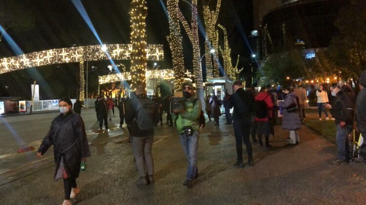 Vazhdon protesta / Protestuesit të grupuar në disa zona “Rama ik, Ardi Veliu ik”
