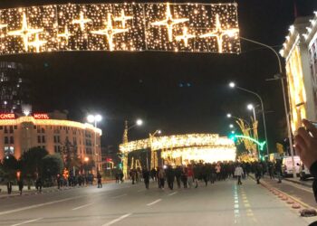 Protesta/ “Poshtë Diktatura” …Qindra të rinj mblidhen para kryeministrisë (Foto+ Video)