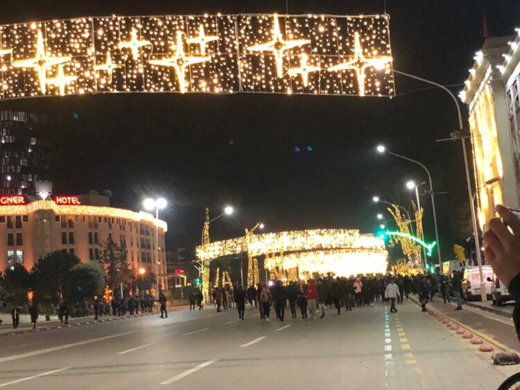 Protesta/ “Poshtë Diktatura” …Qindra të rinj mblidhen para kryeministrisë (Foto+ Video)