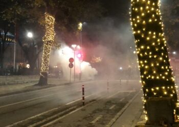 Dita e katërt e protestës/ Policia hedh gaz lotësjellës për të shpërndarë protestuesit