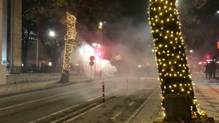 Dita e katërt e protestës/ Policia hedh gaz lotësjellës për të shpërndarë protestuesit
