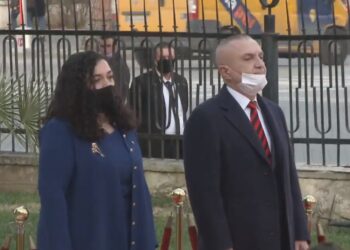 Vizita e parë shtetërore/ Mbërrin në Tiranë Vjosa Osmani, pritet nga Presidenti Meta
