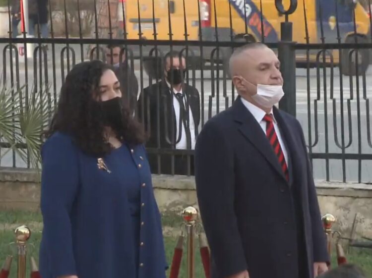 Vizita e parë shtetërore/ Mbërrin në Tiranë Vjosa Osmani, pritet nga Presidenti Meta