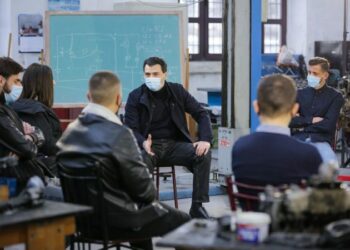 Kryedemokrati Basha në takim me të rinjtë