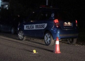 Makina del nga rruga dhe përfundon në lumin e Lanës, 20-vjeçari dërgohet në spital