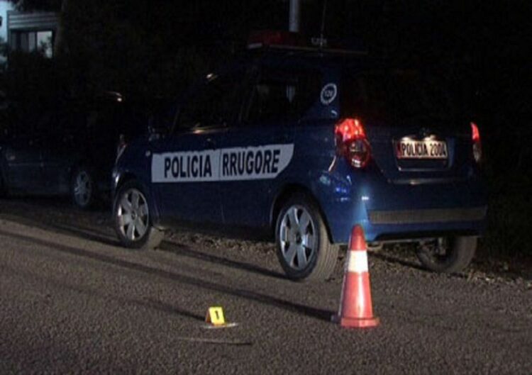 Makina del nga rruga dhe përfundon në lumin e Lanës, 20-vjeçari dërgohet në spital