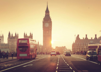 Koronavirusi i ri/ 15 shtete mbyllin kufijtë me Britaninë e Madhe, njerëzit në panik, boshatisin supermarketet