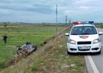 “Benzi” përfundon jashtë rruge, por drejtuesi vdes jo nga aksidenti. Policia sqaron ngjarjen