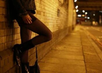 Prostituta u sulmua barbarisht nga tutori i saj, zbulohet rrjeti i trafikimit në Itali