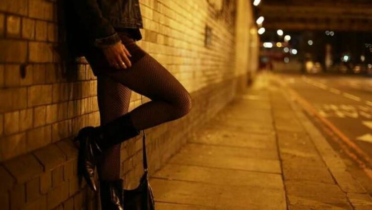 Prostituta u sulmua barbarisht nga tutori i saj, zbulohet rrjeti i trafikimit në Itali