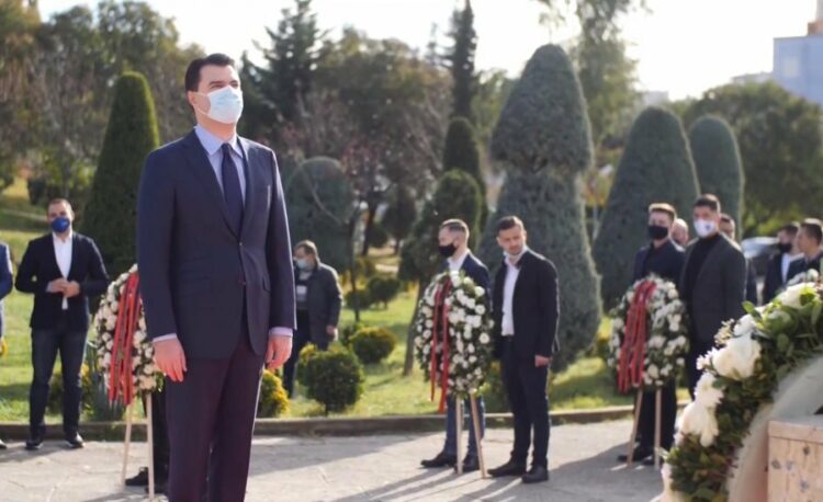 Basha dhe Berisha, homazhe në monumentin e Heroit të Demokracisë, Azem Hajdari