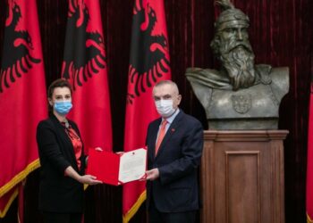 Gjykata Kushtetuese me 7 anëtarë/ Sonila Bejtja betohet para Metës: Do t’i qëndroj besnike Kushtetutës së Republikës të Shqipërisë