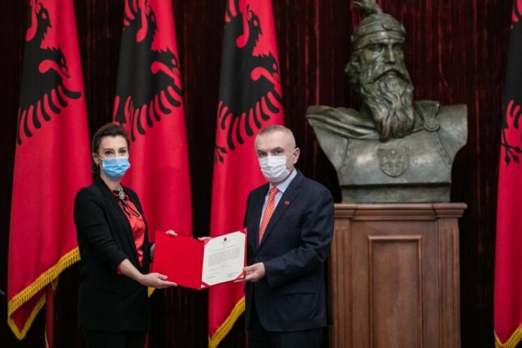 Gjykata Kushtetuese me 7 anëtarë/ Sonila Bejtja betohet para Metës: Do t’i qëndroj besnike Kushtetutës së Republikës të Shqipërisë