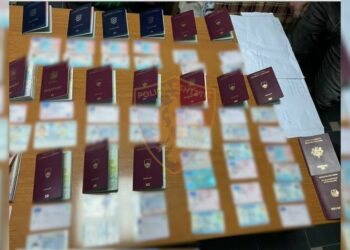 Me dhjetra karta identiteti dhe pasaporta në makinë/ Prangosen falsifikatorët nga Kukësi