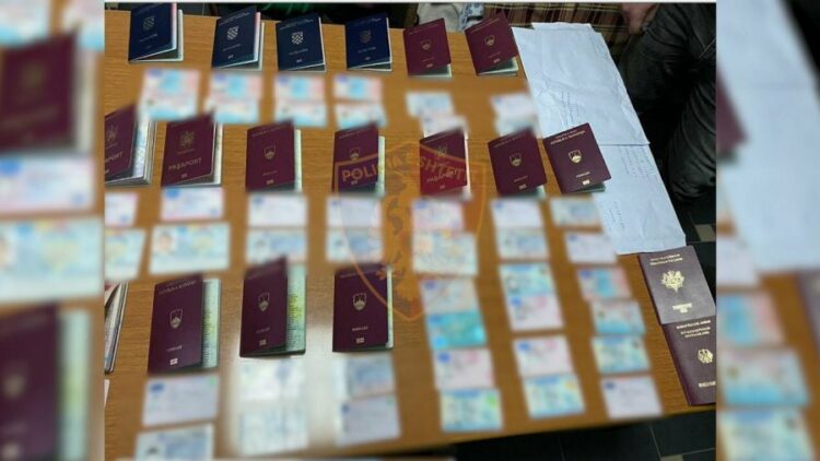 Me dhjetra karta identiteti dhe pasaporta në makinë/ Prangosen falsifikatorët nga Kukësi