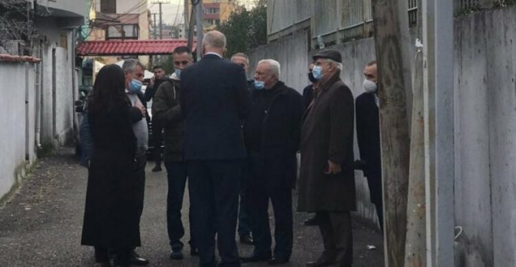 Refuzuan ndihmën financiare nga shteti, Edi Rama i shkon në shtëpi për herë të tretë familjes Rasha