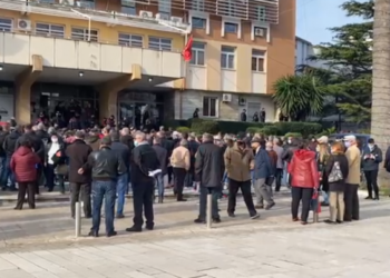 Qytetarët presin dëmshpërblimet e tërmetit