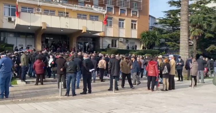 Qytetarët presin dëmshpërblimet e tërmetit