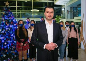 Basha mesazh shqiptarëve në ndërrimin e viteve: Po lëmë pas një vit të vështirë. 2021 viti i ndryshimit!