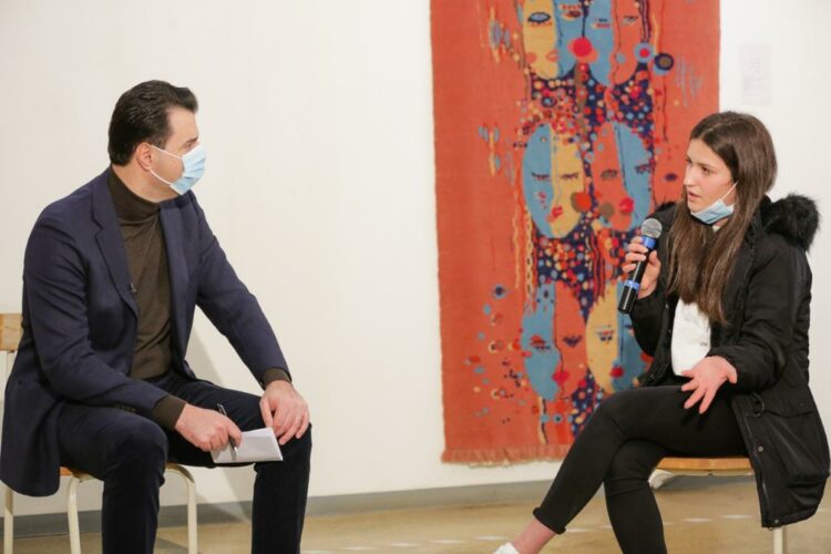 Basha dëgjon problemet e të rinjve në Kukës, tregon dy arsyet kryesore pse ata largohen nga Shqipëria