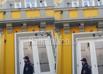 “Kushi të japë dorëheqjen”/ Studentët qëllojnë ministrinë me vezë e bojë të zezë