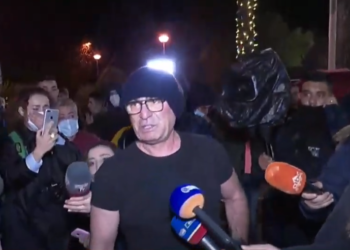 Shpërthen në lot Robert Budina, regjisori nuk mban dot veten në protestë