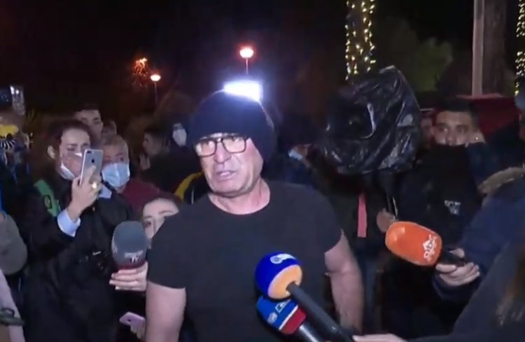 Shpërthen në lot Robert Budina, regjisori nuk mban dot veten në protestë