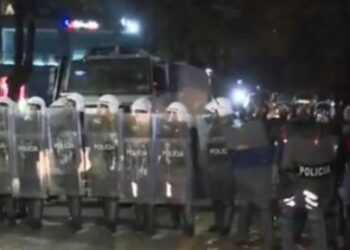 Protestuesit vijojnë protestën në qetësi, policia i ‘lan’ në gaz lotsjellës tek Drejtoria e Policisë