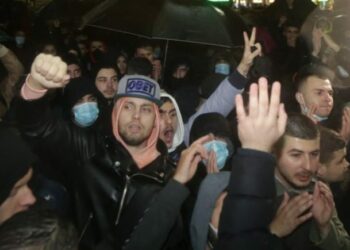 Durrës/ Protestuan për vrasjen e Klodian Rashës, policia procedon dy të rinj