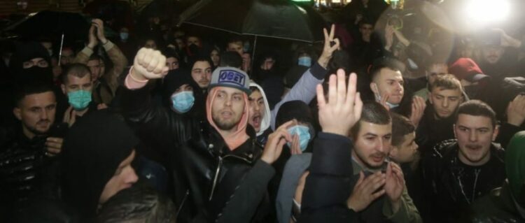 Durrës/ Protestuan për vrasjen e Klodian Rashës, policia procedon dy të rinj