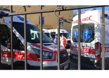 Covid-19, situatë e rënduar / Radhë autoambulancash te “Shefqet Ndroqi” (FOTO)
