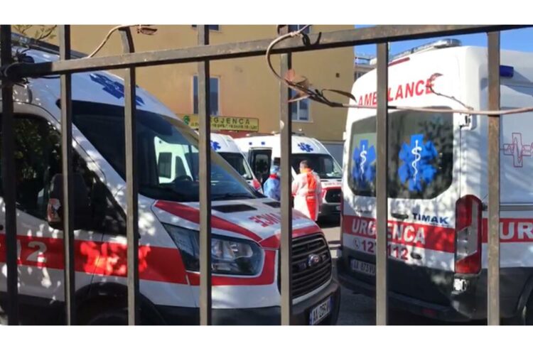 Covid-19, situatë e rënduar / Radhë autoambulancash te “Shefqet Ndroqi” (FOTO)