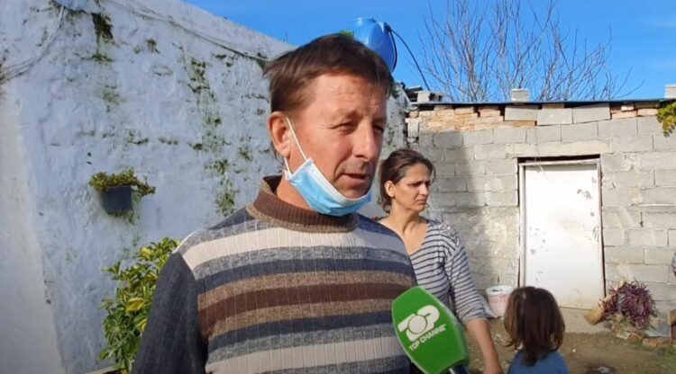 Të jetosh në depon e ujit/ Një familje me shtatë anëtarë jeton prej shtatë vjetësh në Risili të Vlorës (VIDEO)