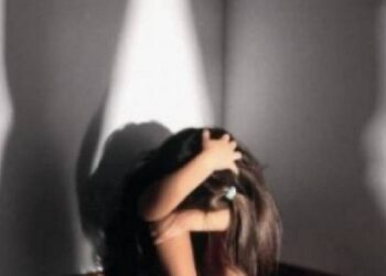 Ushtroi dhunë fizike ndaj vajzës së tij të mitur, më pas goditi policin, në pranga 45-vjeçari në kryeqytet