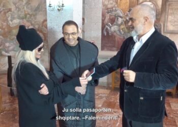Kryeministri Rama surprizon këngëtaren e njohur dhe i dhuron pasaportën: Zyrtarisht jeni shqiptare !