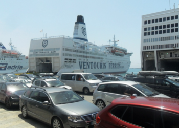 Emigrantët kthehen në Shqipëri, krijojnë fluks në pikat kufitare me Italinë dhe Greqinë