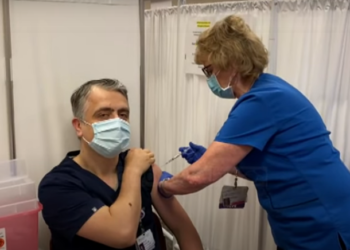 Shqiptari i parë që u vaksinua