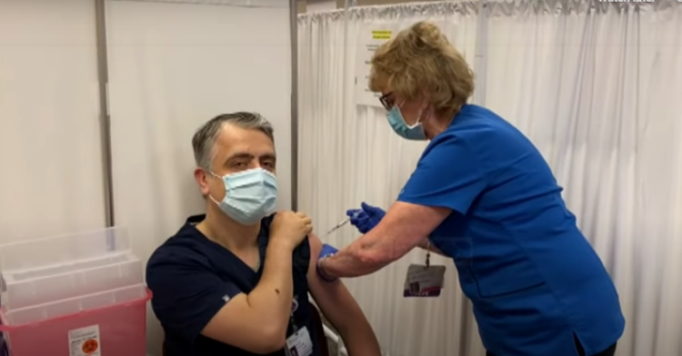 Shqiptari i parë që u vaksinua