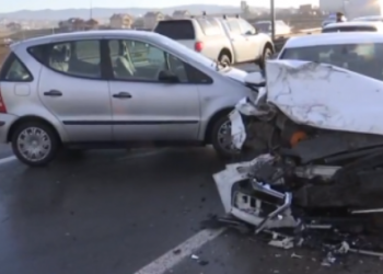 Aksidentohen në aksin Prishtinë-Mitrovicë 15 automjete