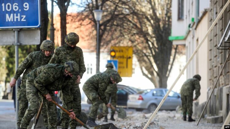 “Kanë tre ditë që vijojnë lëkundjet e tokës”, qytetari rrëfen situatën pas tërmetit tragjik në Kroaci: Kanë mbetur vetëm gërmadha dhe frikë!